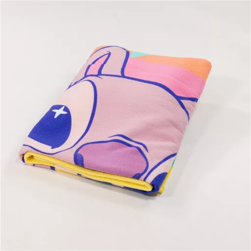 Disney Lilo és Stitch, A csillagkutya Floral Escape fürdőlepedő, strandtörölköző 70x140 cm (Fast Dry)