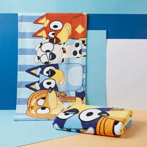 Bluey Happy Moments fürdőlepedő, strandtörölköző 70x140cm (Fast Dry)
