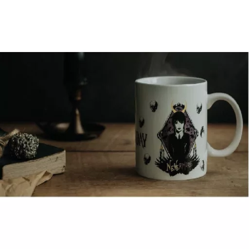 Wednesday Nevermore porcelán bögre 325 ml Díszdobozban